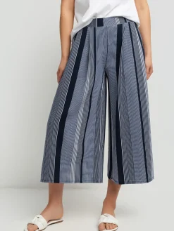 Flared pull-on capri