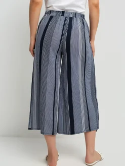 Flared pull-on capri