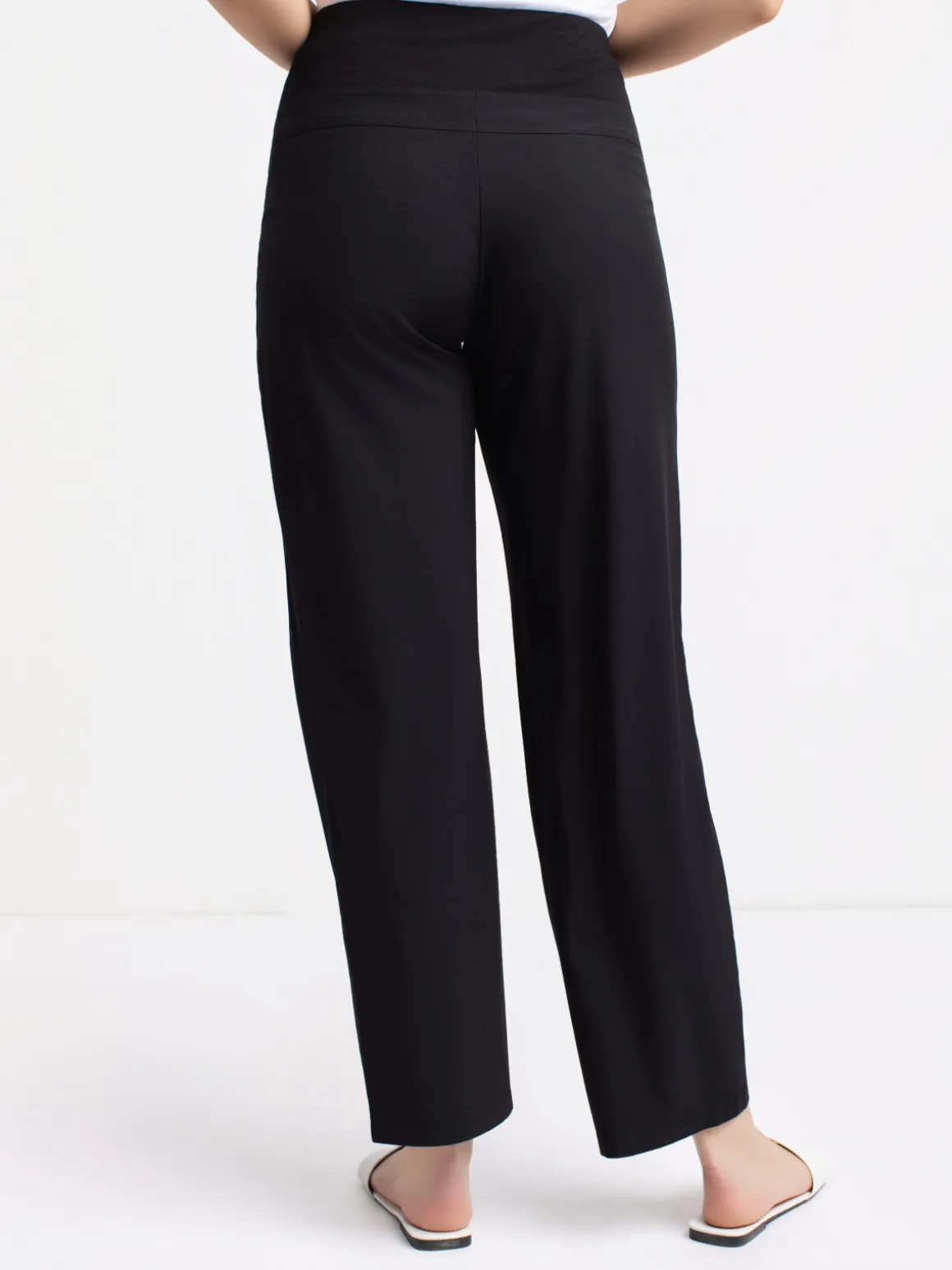 Lightweight pants with an elastic waistband