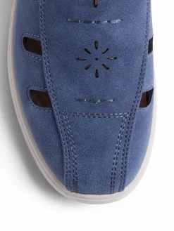 Low heel pumps