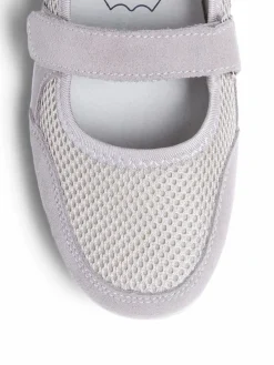 Low heel pumps