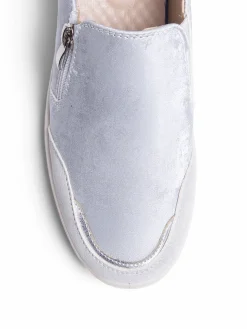 Low heel shoes