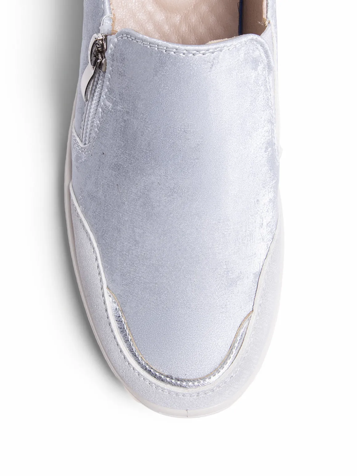 Low heel shoes
