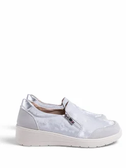Low heel shoes