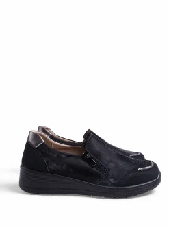 Low heel shoes