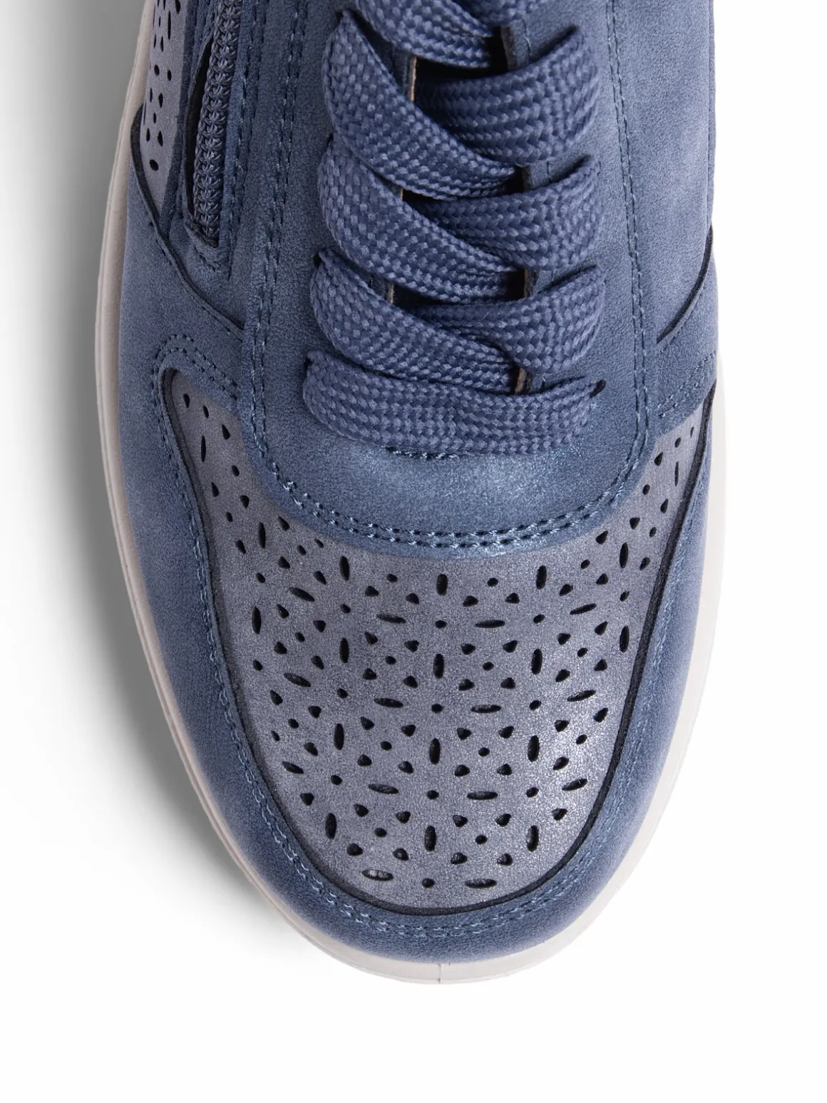 Low heel shoes
