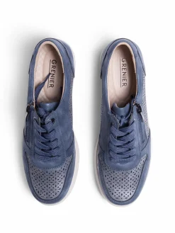 Low heel shoes