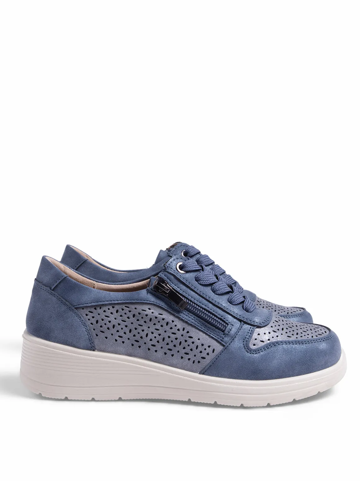Low heel shoes