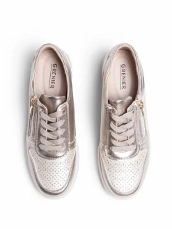 Low heel shoes