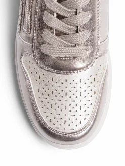 Low heel shoes