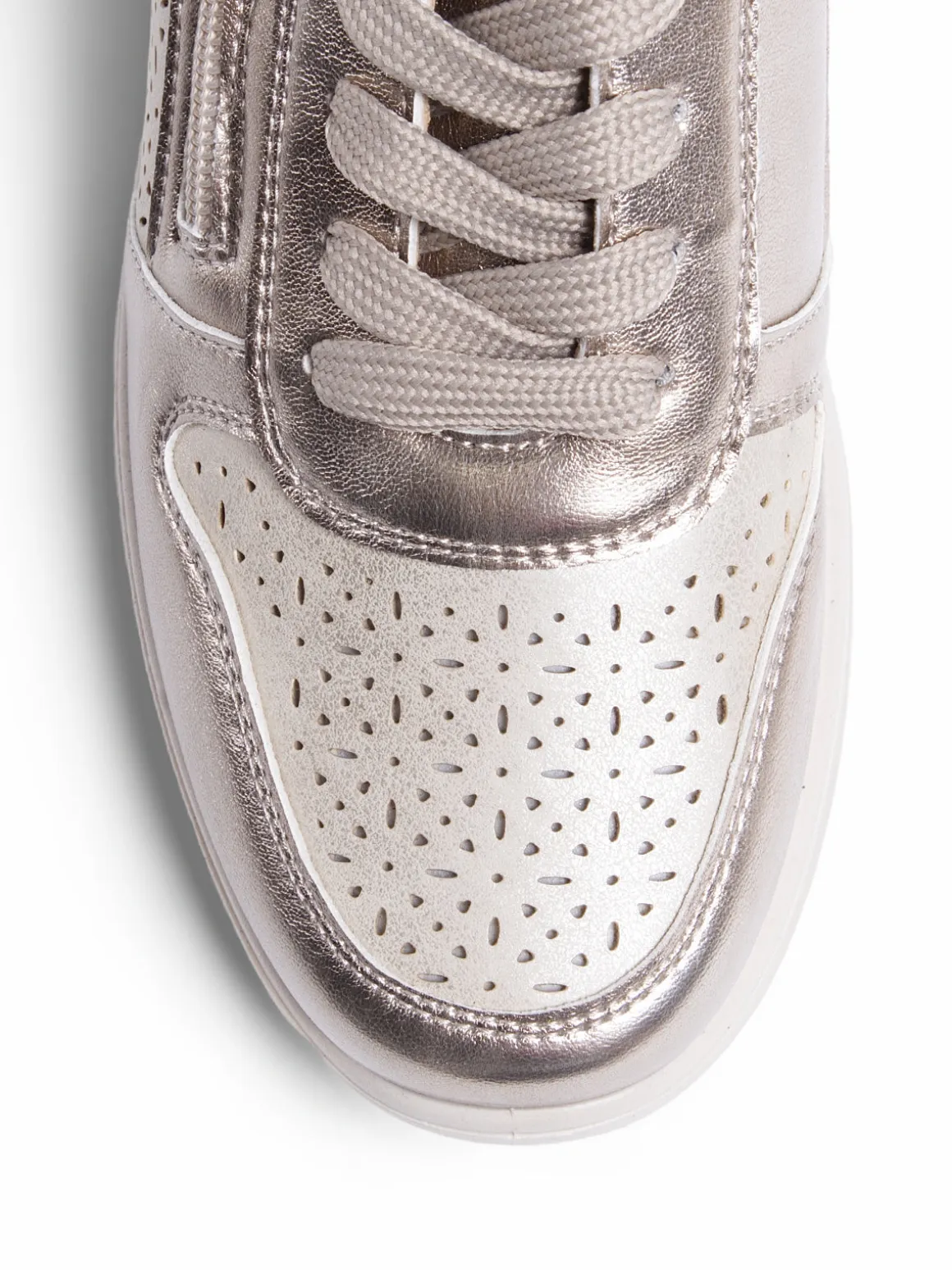 Low heel shoes