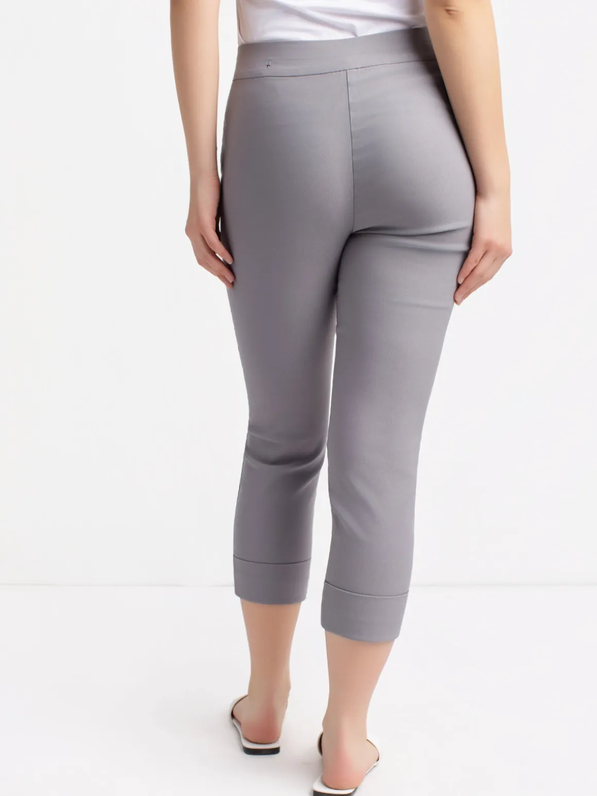 Narrow semi-fitted pull-on dress capri