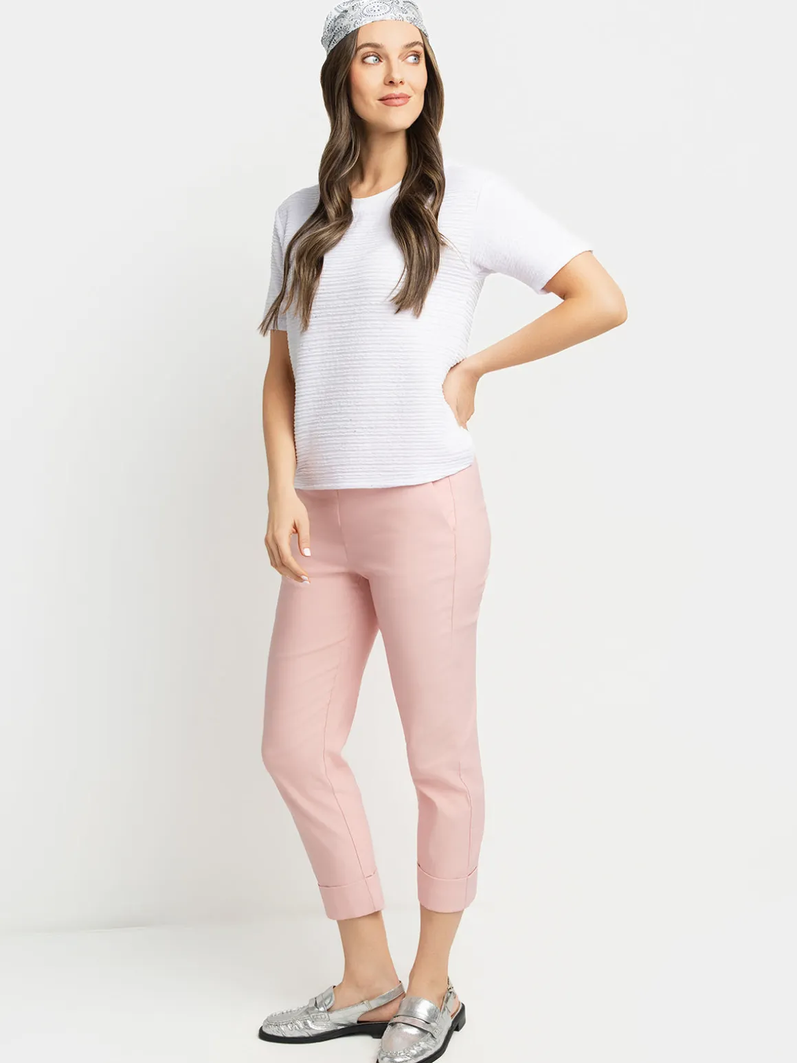 Narrow semi-fitted pull-on dress capri