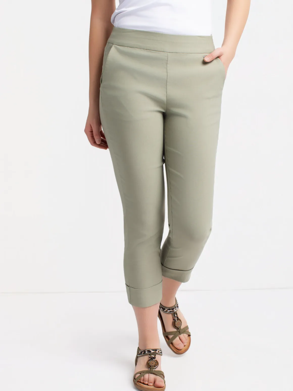 Narrow semi-fitted pull-on dress capri