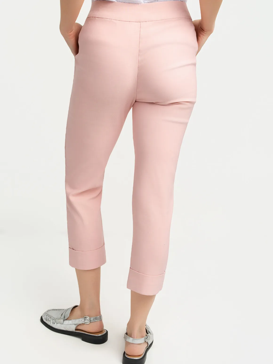 Narrow semi-fitted pull-on dress capri