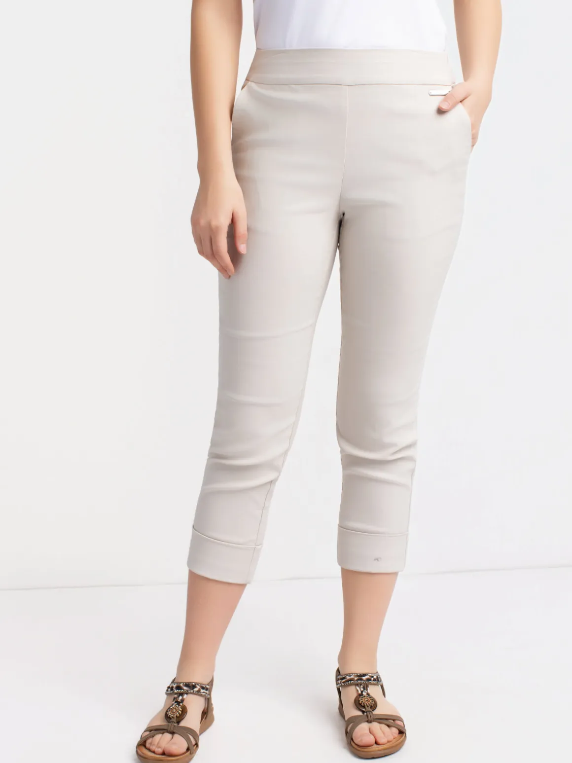 Narrow semi-fitted pull-on dress capri