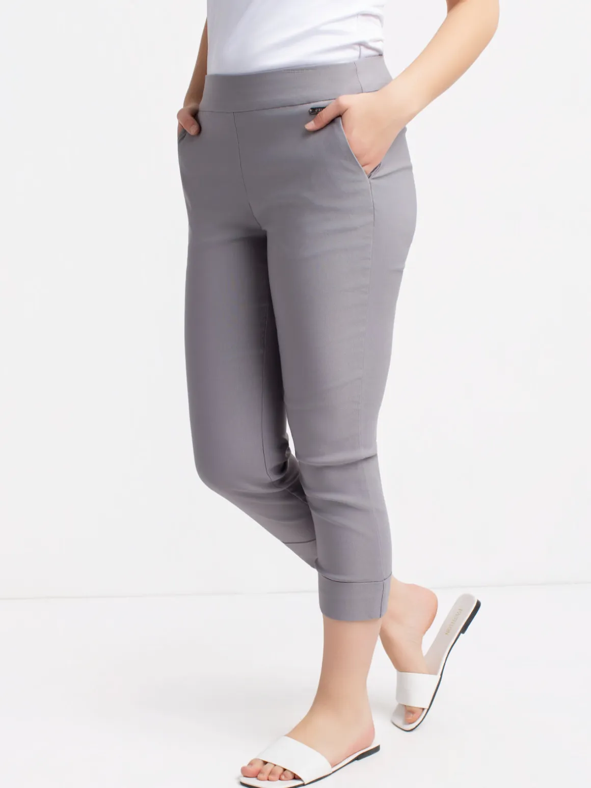 Narrow semi-fitted pull-on dress capri