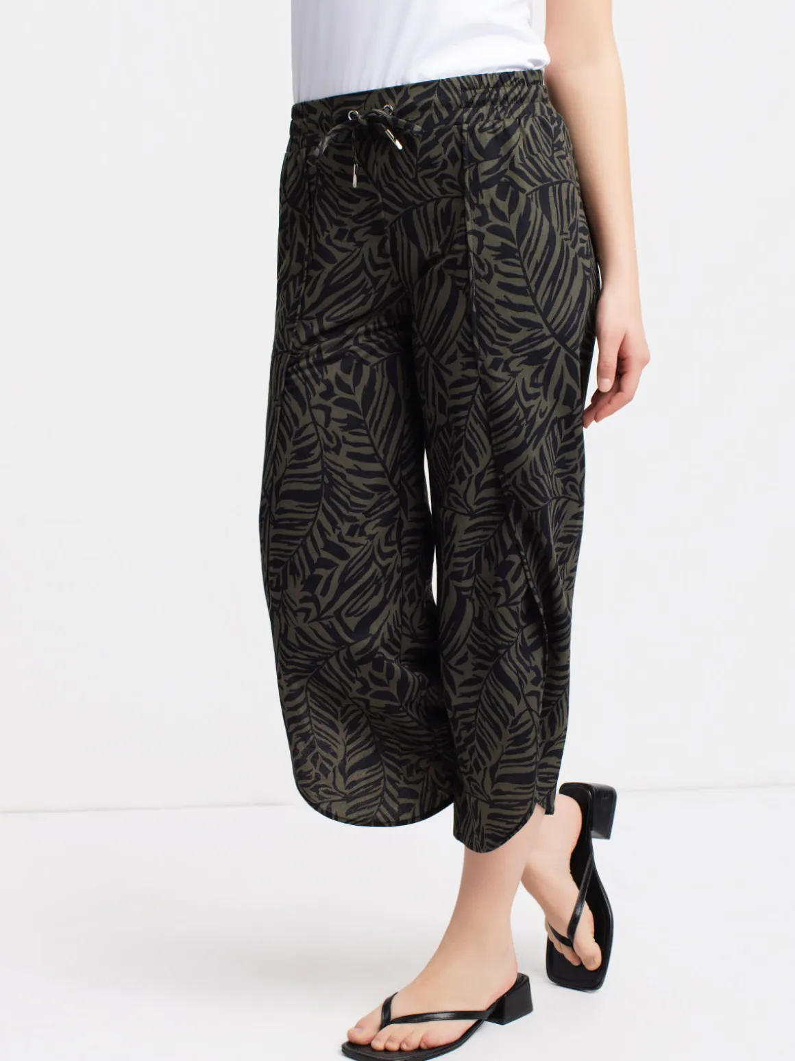 Pull-on cropped pants