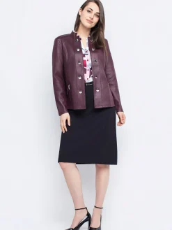 Semi-fitted buttoned jacket
