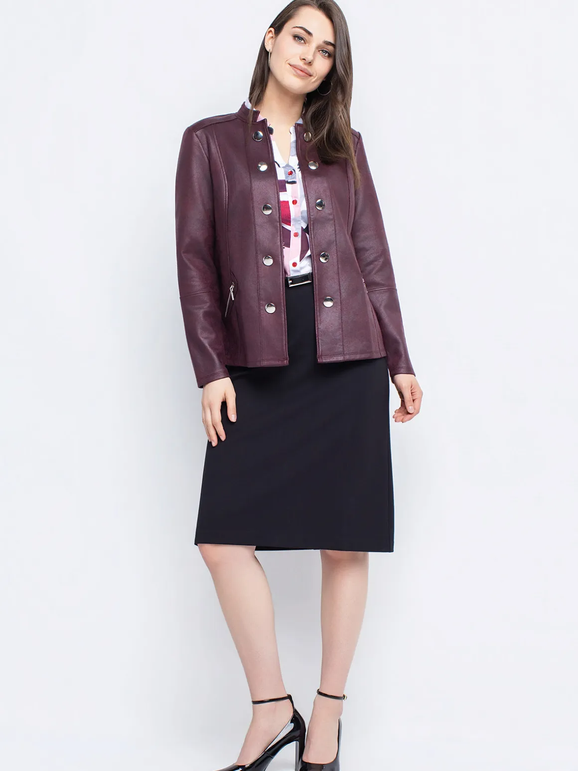 Semi-fitted buttoned jacket