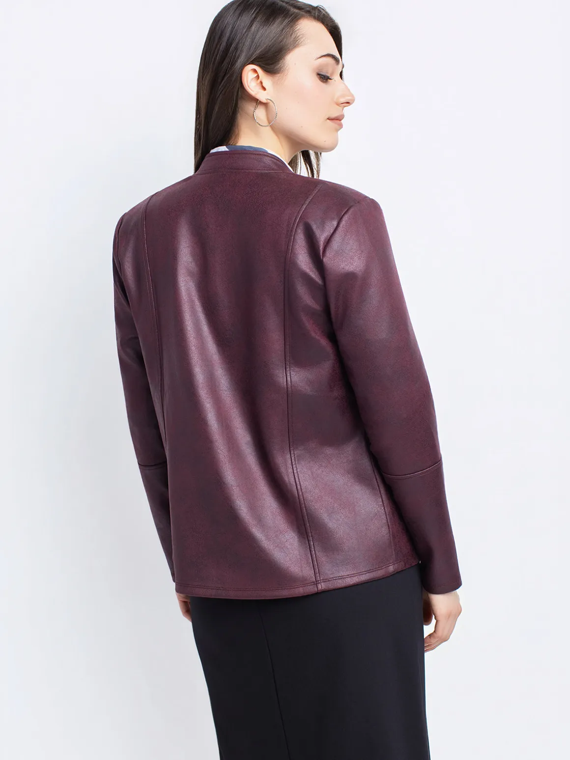 Semi-fitted buttoned jacket