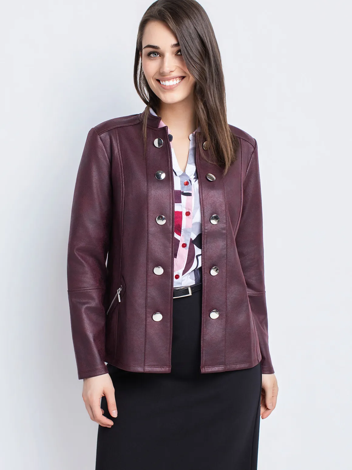 Semi-fitted buttoned jacket