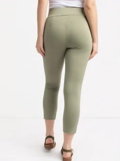 Semi-fitted pull-on capri