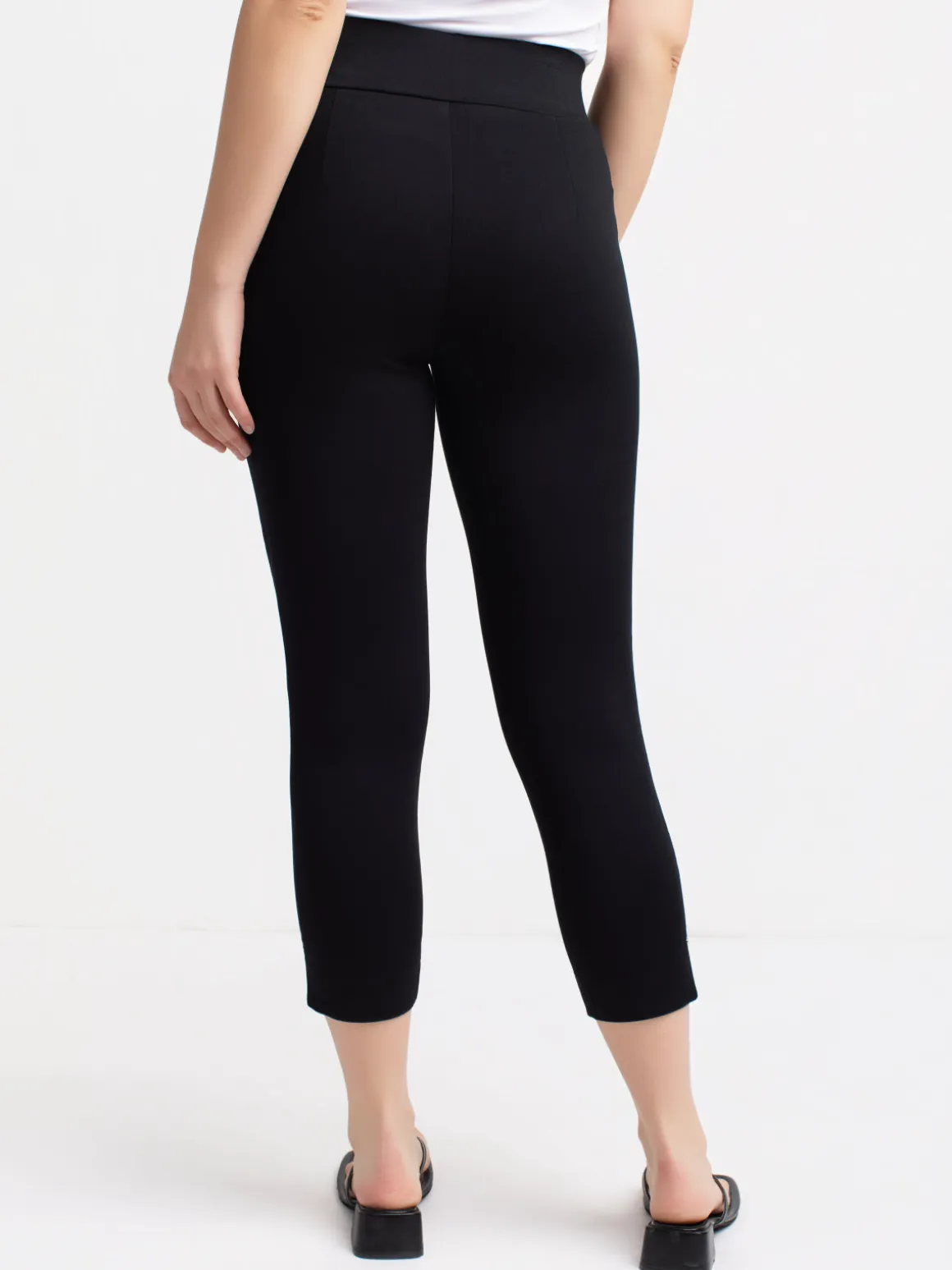 Semi-fitted pull-on capri