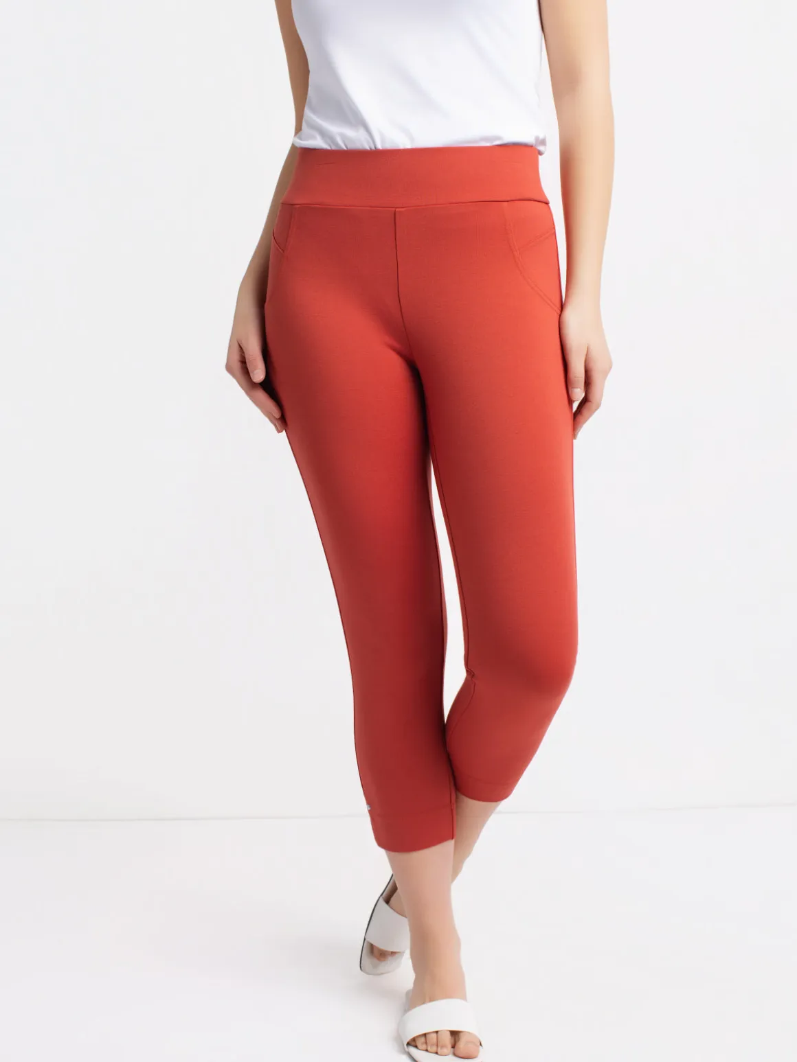 Semi-fitted pull-on capri
