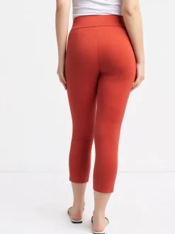 Semi-fitted pull-on capri