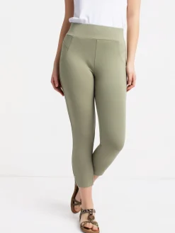 Semi-fitted pull-on capri