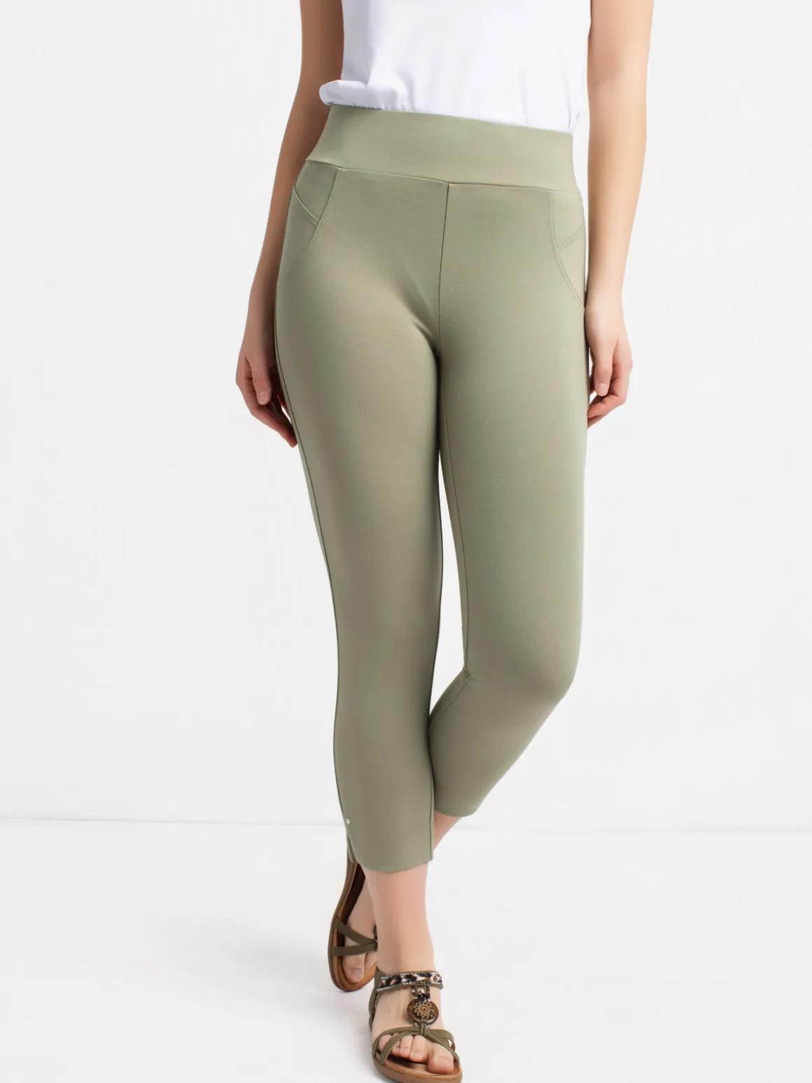 Semi-fitted pull-on capri