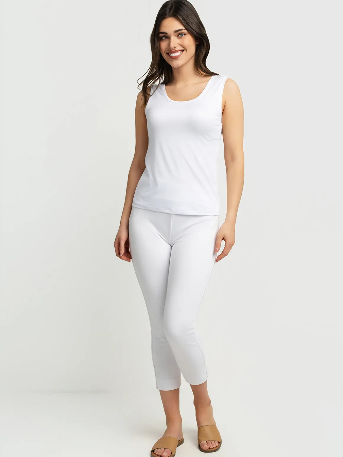 Semi-fitted pull-on capri