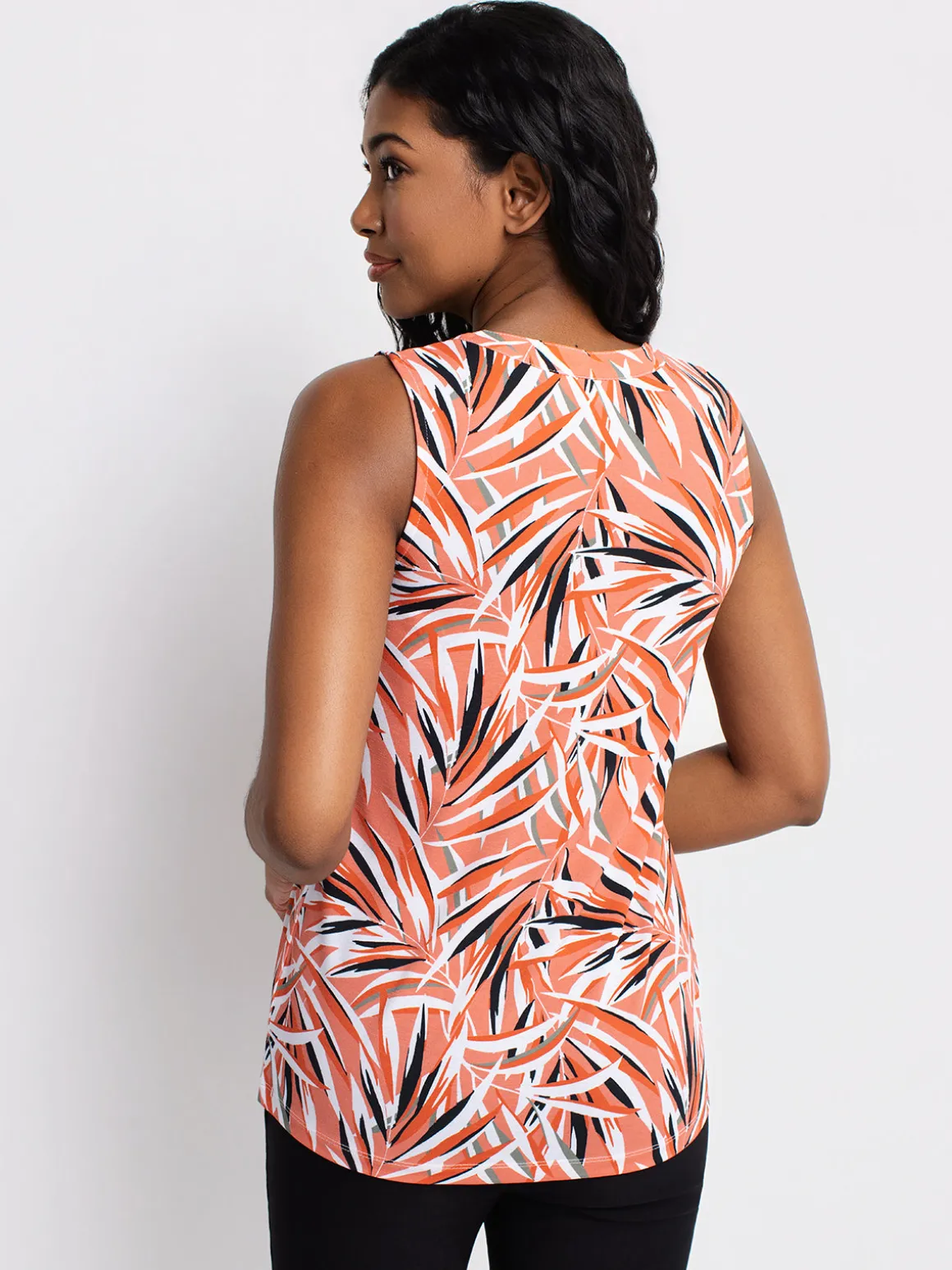 Semi-fitted sleeveless tunic