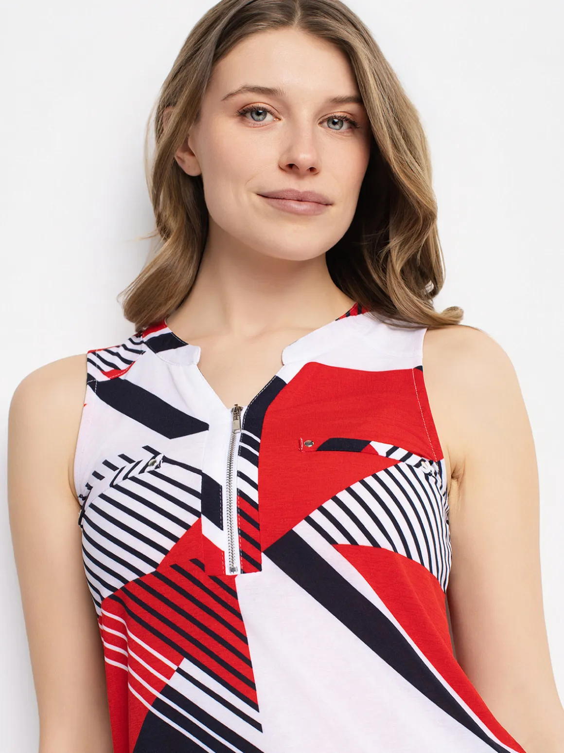 Semi-fitted sleeveless tunic