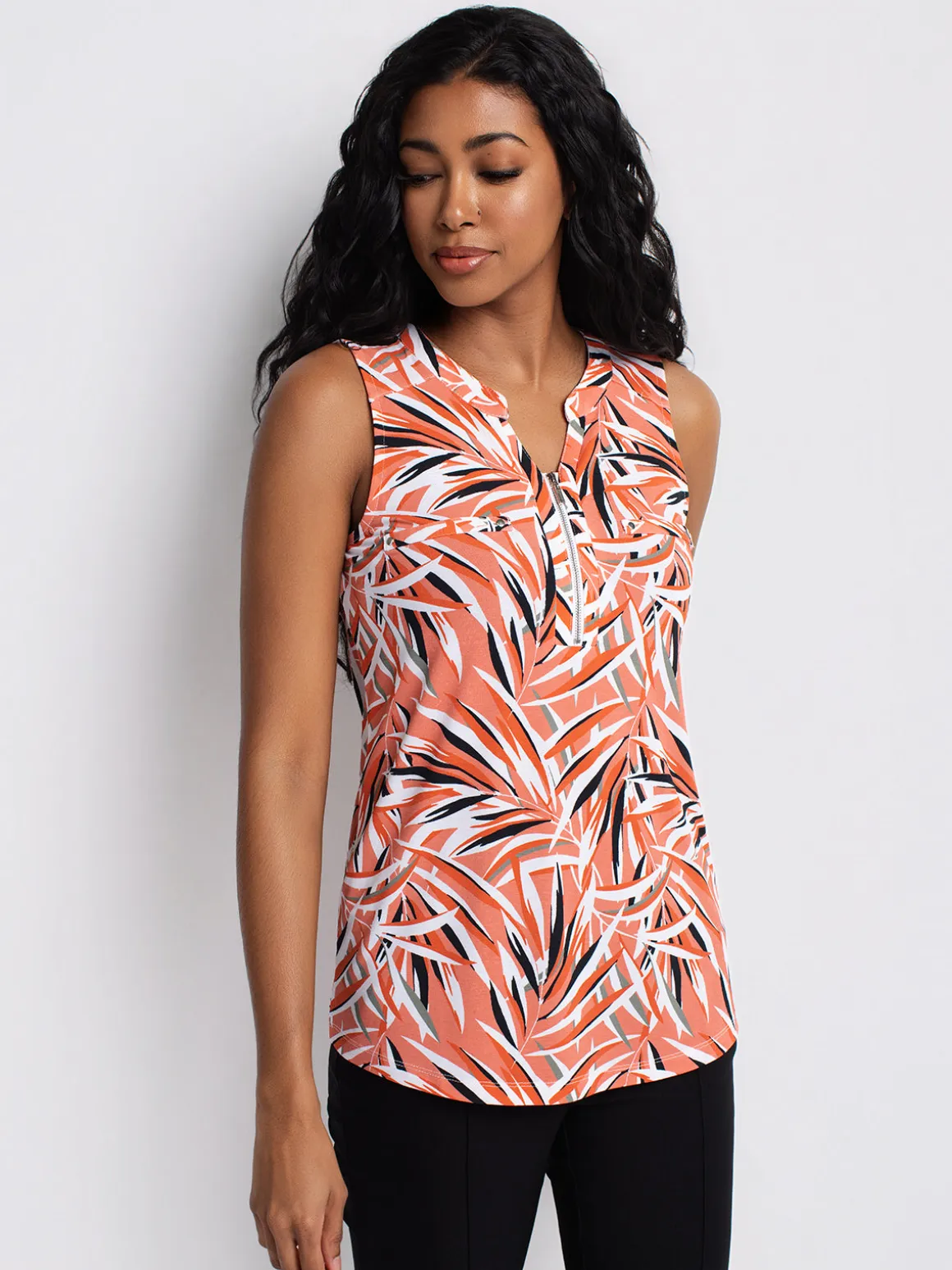 Semi-fitted sleeveless tunic
