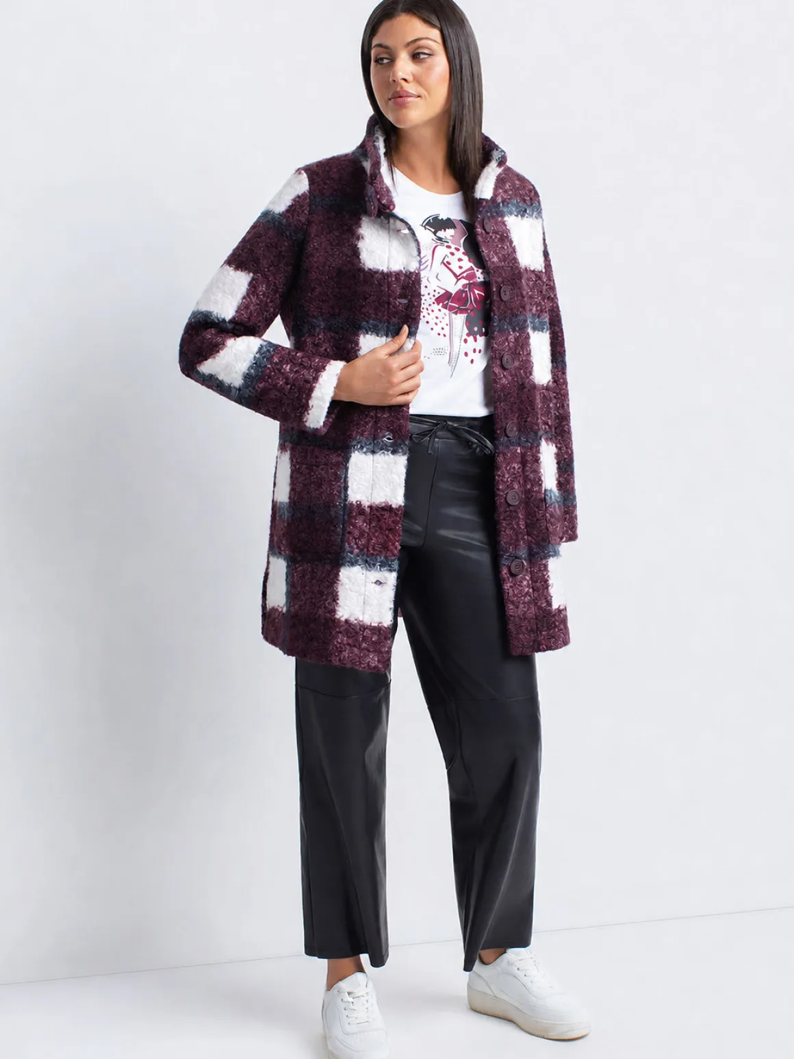 Semi-fitted 3/4 sleeve shirt