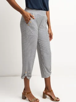 Semi-fitted straight pull-on capri