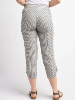 Semi-fitted straight pull-on capri