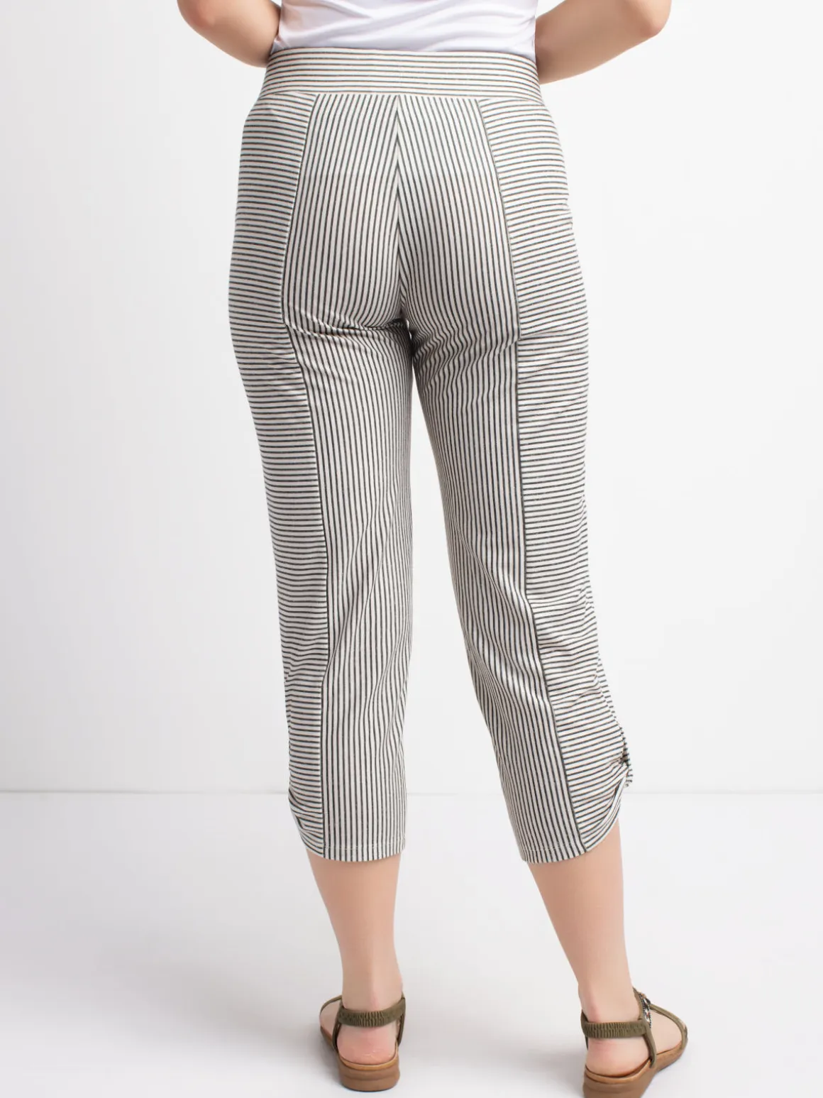 Semi-fitted straight pull-on capri