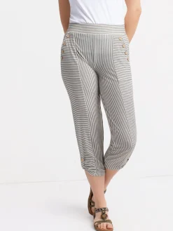 Semi-fitted straight pull-on capri