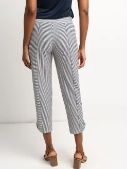 Semi-fitted straight pull-on capri