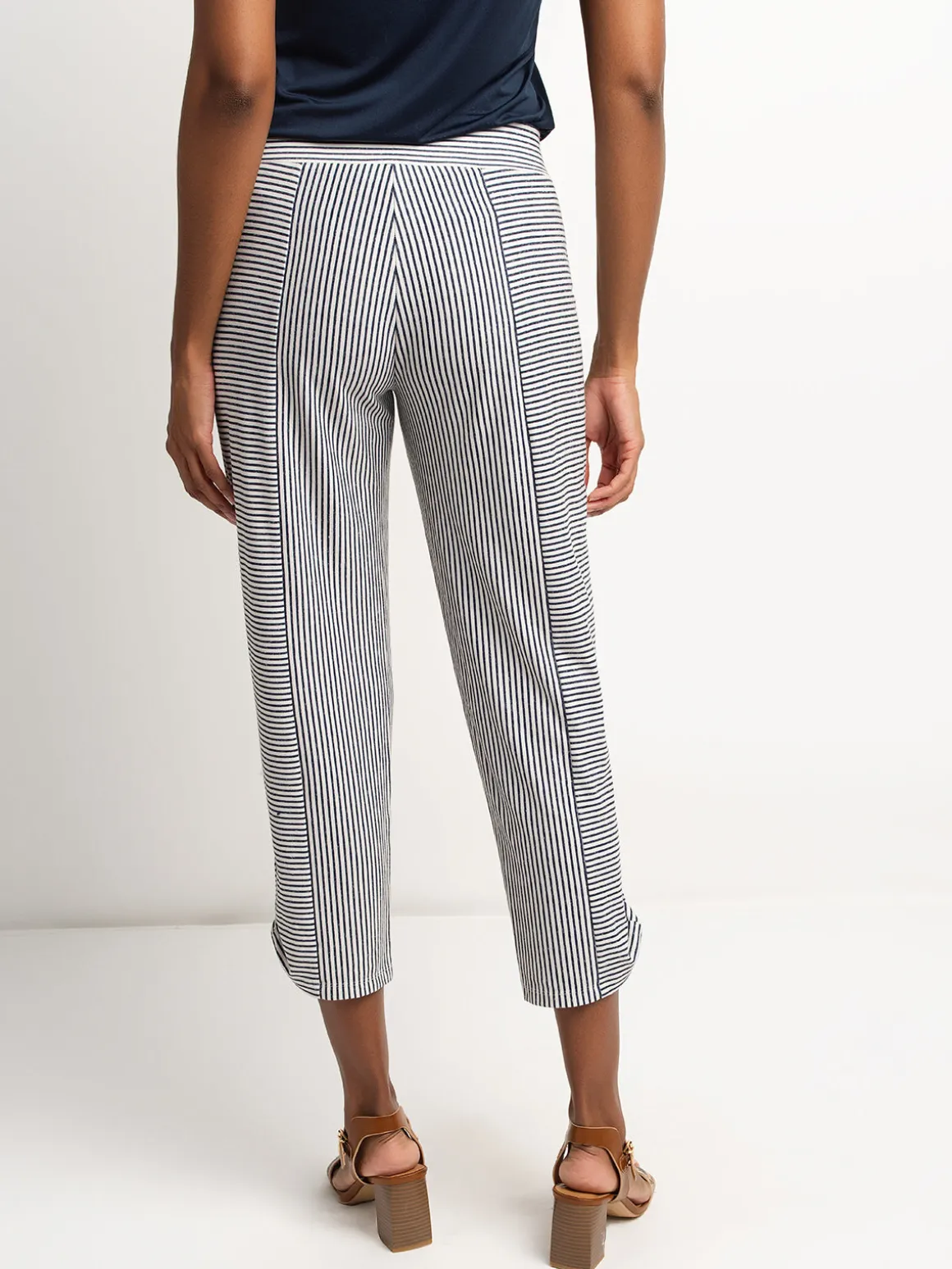 Semi-fitted straight pull-on capri