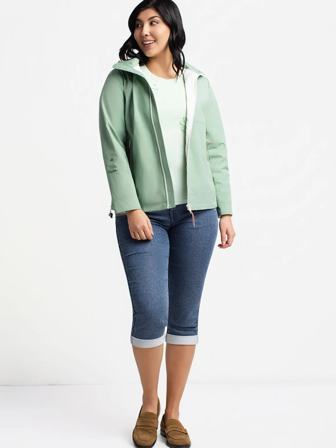 Short semi-fitted coat