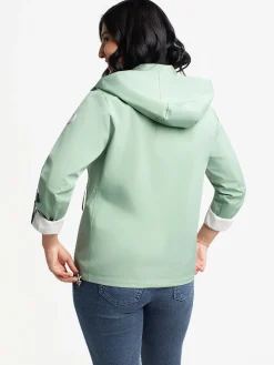 Short semi-fitted coat