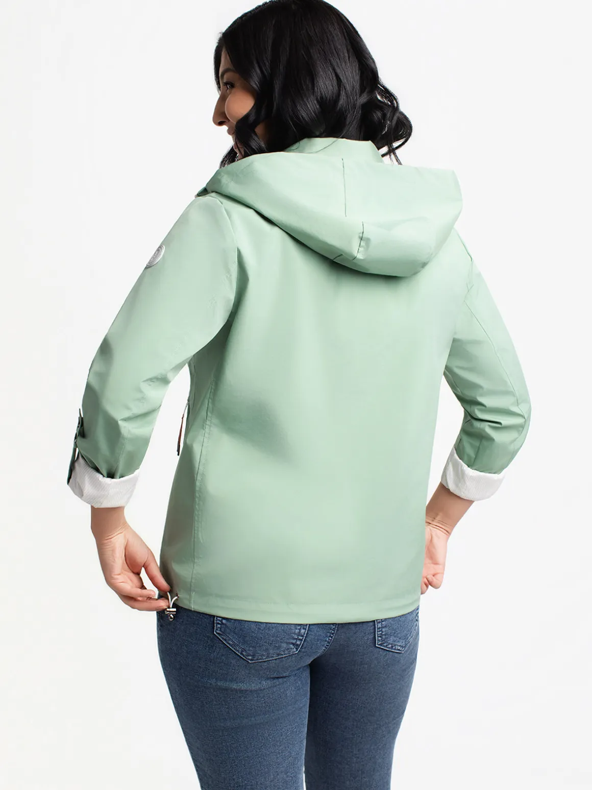 Short semi-fitted coat
