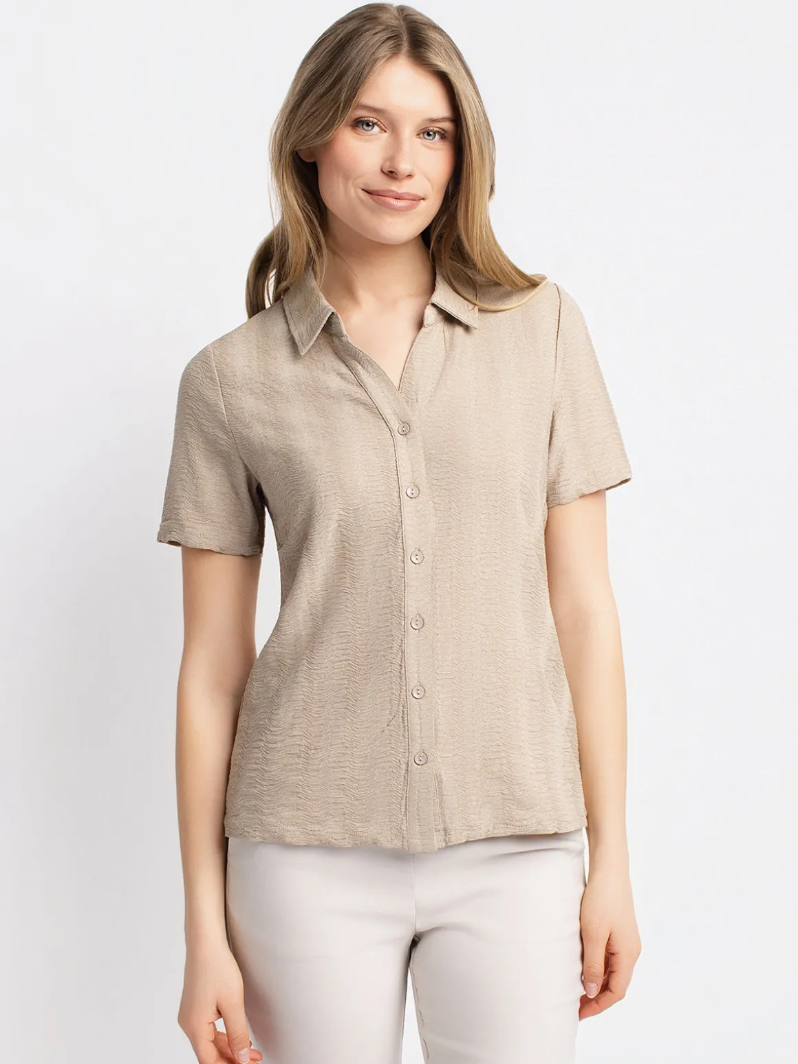 Short-sleeve semi-fitted blouse with buttons