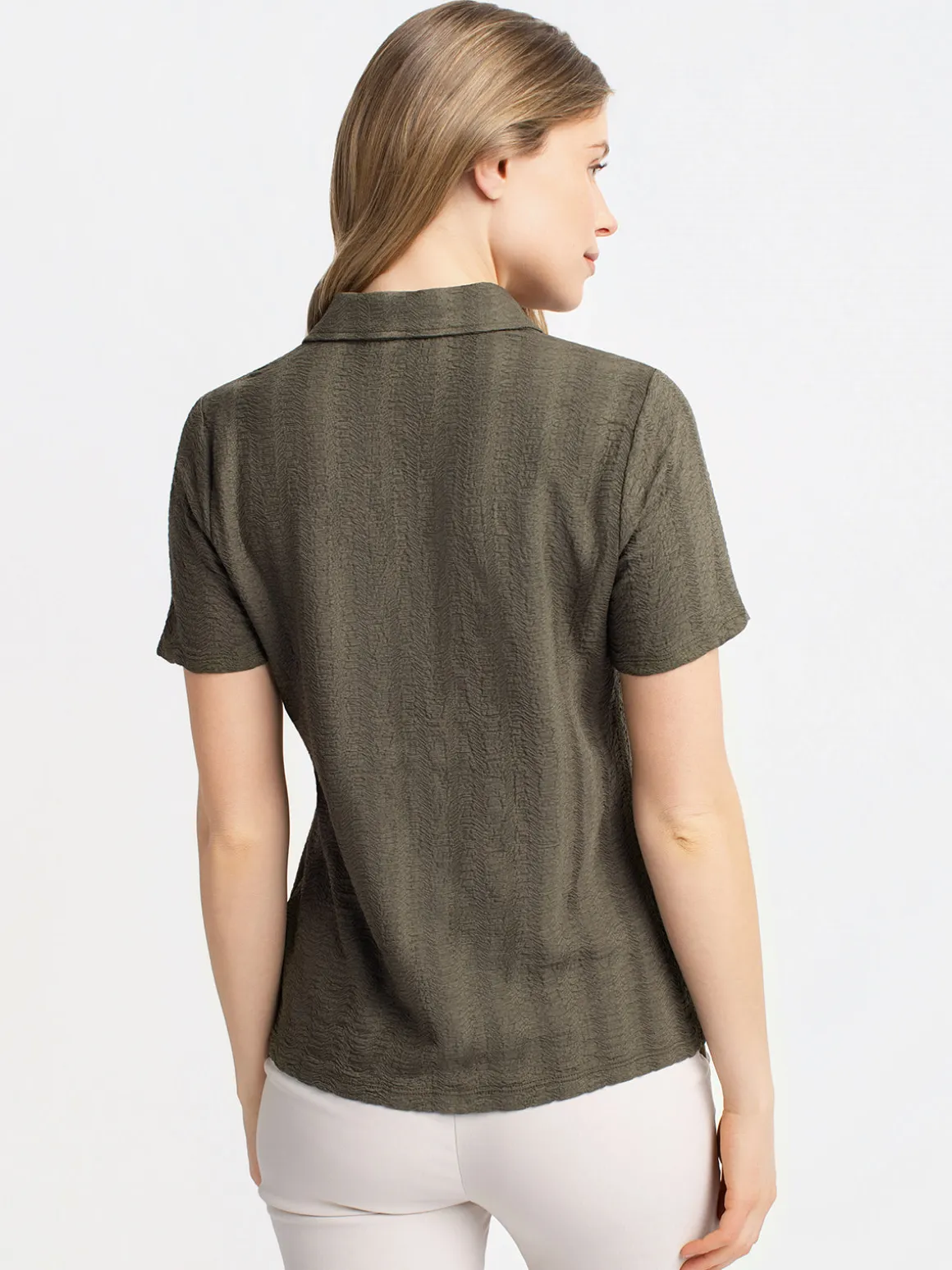 Short-sleeve semi-fitted blouse with buttons