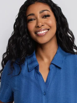 Short-sleeve semi-fitted blouse with buttons