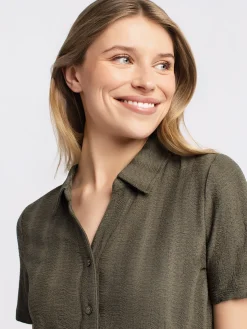 Short-sleeve semi-fitted blouse with buttons